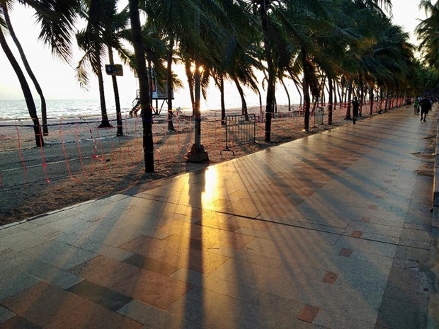 Bang San Beach bei Sonnenuntergang. 