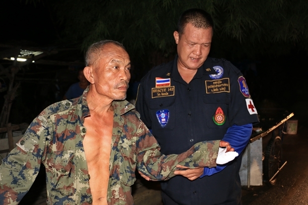 Kaew Pasotiyoung, 56,hieltimmernocj das Messer in der Hand, als die Polizeieintraf.