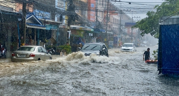 Kleinere Autos und Motorräder blieben in der Soi Khao Noi, einfach stecken.