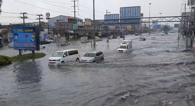 Viele Autos erlitten Schäden an der Sukhumvit Road. 