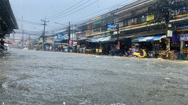 Die Soi Khao Noi wurde zum Fluss. 