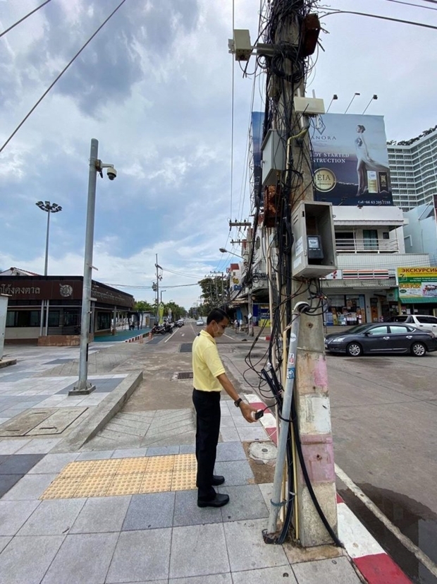 Vizebürgermeister Pattana Boonsawad beanstandet lose Kabel an der Jomtien Beach Road. 