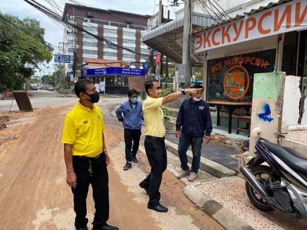 Besichtigung der lange nicht fertig gestellten Konstruktion bei der Kasetsin Soi 9 am Pratumnak Hügel.