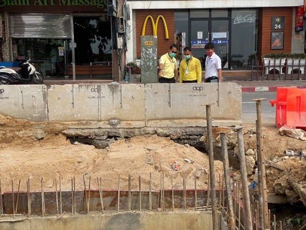 Die Pattaya Beach Road ist noch immer ein großes Durcheinander. 