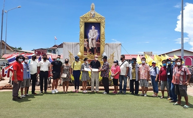 Koh Larn Gemeindepräsident Booncherd Boonying überreicht Dankesurkunden an Gerrit und Anselma Niehaus, um so ihre Großzügigkeit zu würdigen. 