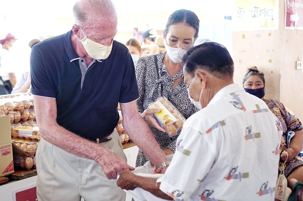 Ein Bewohner Koh Larns wird von Gerrit und Anselma mit Reis, Eiern und anderen Lebensmittel versorgt.