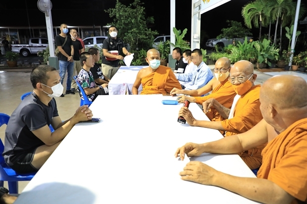 Pra Kru Kitwiboon Ajan Kaew,der Sub-District Dean von Na Jomtien fand heraus, dass es sich bei den 6 Mönchen tatsächlich um Mönche hadelt, die sofort ihre Robe abgeben mussten. Thanatchai Nantawichai hatteals Einzigerein Geständnisabgelegt. 