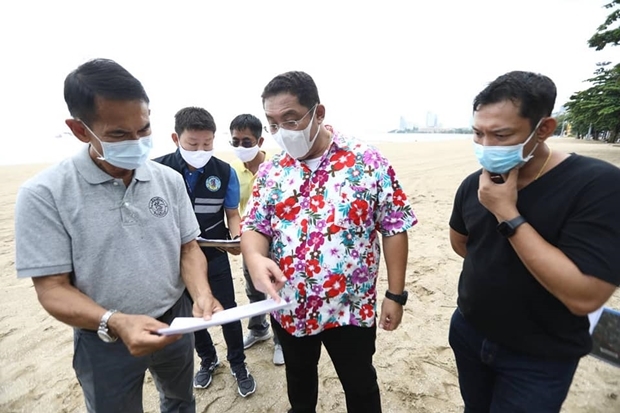 Bürgermeister Sontaya Kunplome, erlaubt den Strandbetreibern in Kürze wieder ihre Strandbetten aufzustellen. 