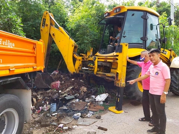 Jirawat Plukjai, der Vorsitzende der Chumsai Gemeinde und sein Arbeitsteam räumen den Abfall in der Soi Buranasilp neben King Power in Central Pattaya weg.