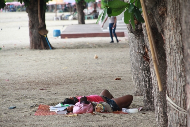 Nun kommen die Obdachlosen wieder an ihre „angestammten“ Plätze am Strand zurück.