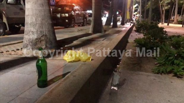 Die Strandpromenade in Jomtien istcoll bot Plastilkflaschen, Dosen und stinkenden Plastiktüten, in denen Essenresteverfaulen.