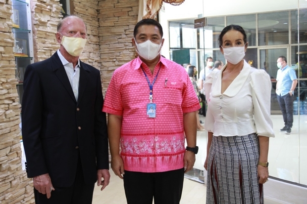 Mayor Sonthaya Khunplome begrüßt Gerrit und Anselma Niehaus in der Pattaya City Hall.