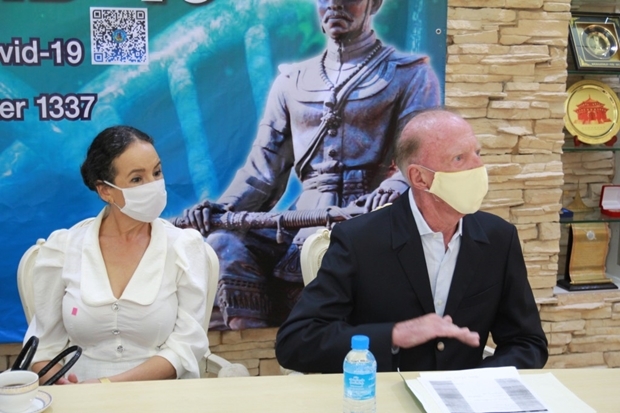Gerrit und Anselma Niehaus geben ihren Gefühlen zu Thailand gegenüber dem Bürgermeister und und den Teilnehmern des Treffens Ausdruck.