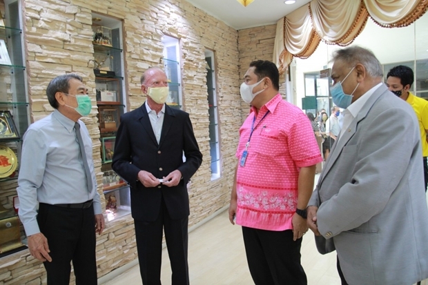 Ronakit Ekasingh, Gerrit Niehaus, Mayor Sonthaya Khunplome und Peter Malhotra. Der Bürgermeister sagte, dass er versuchen wird die Einschränkungen für Geschäftsleute in Pattaya weiter stark zu vermindern. 