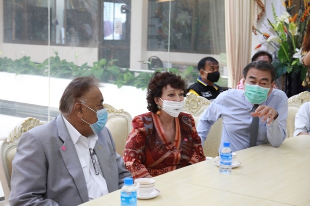 Ronakit Ekasingh klärt Peter Malhotra und Elfi Seitz über die Vorbeugungsmaßnahmen in Pattaya und Umgebung gegen das Virus auf.