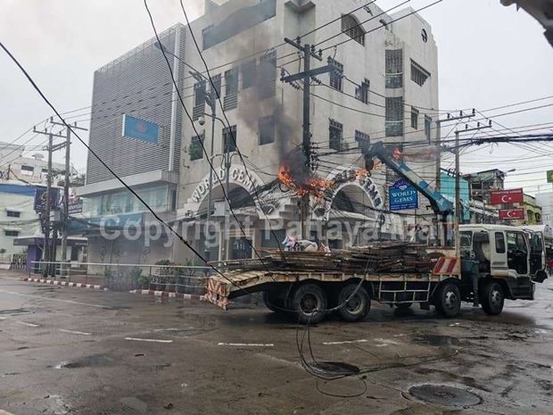 Ein rücksichtloser LKW Fahrer schaffte es in der Walking Street Elektrokabel abzureissen und Kabelbrand auszulösen.