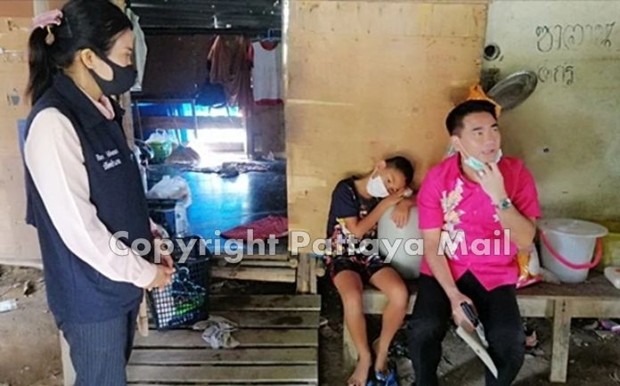 Sriracha Distriktchef Dongpol Rujithammatat (sitzend), und Nattamon Kitdamrong, der Leiter des Chonburi Heims für Kinder und Familien mit dem 12-jährigen Kaveewat.