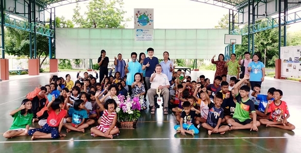Steve Seufer überbrachte100.000 Baht an das Heim, die Radchada Chomjinda dankbar in Empfang nahm.Auch die Kinder bedanktensichherzlichdafür. 