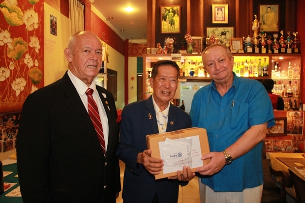 DG Maruai Jintabunditwong überreicht in Gegenwart von AG Rodney Charman eine Box mit Gesichtsmasken an Präsident-Elect Peter Marsh vom Rotary Club Jomtien-Pattaya. 