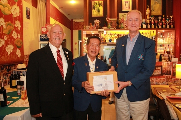 DG gibt Gesichtsmasken auch an Präsident Dieter Reigber vom Rotary Club Eastern Seaboard. 