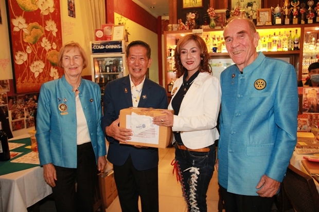 Präsidentin Maneeya Engelking vom Rotary E-Club Dolphin Pattaya International bekommt Masken zur Verteilung. Mit dabei sind Dr. Margret Deter und Dr Otmar Deter. 