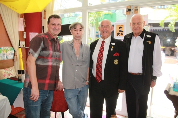 Präsident Eric Larbouillat and Alain Large vom Rotary Club Pattaya Marina freuen sich über die Gesichtsmasken. 