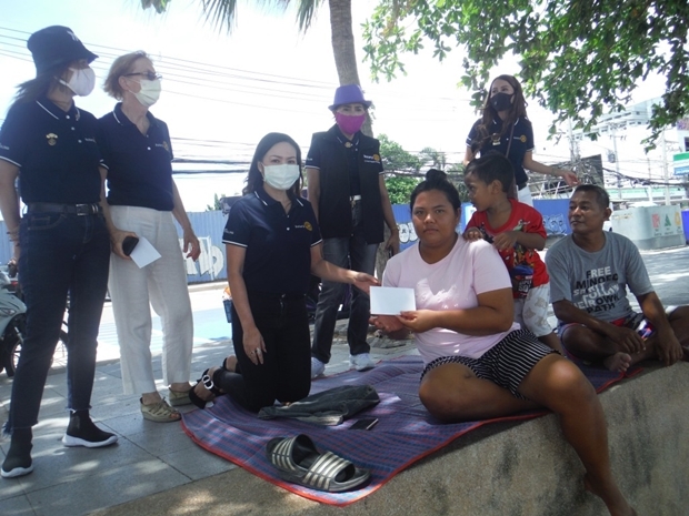 Mitglieder des Rotary E- Club Dolphin Pattaya International Thailand übergeben besonders Bedürftigen jewils 500 Baht Bargeld, damit sie sich Essen zubereiten können. 