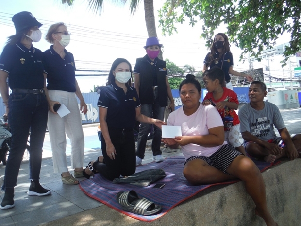 Mitglieder des Rotary E- Club Dolphin Pattaya International Thailand übergeben besonders Bedürftigen jewils 500 Baht Bargeld, damit sie sich Essen zubereiten können.