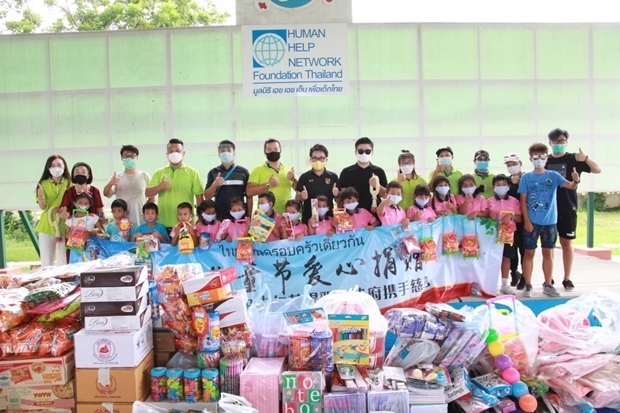 Rattanachai Sutidechanai, Und Mr. Dapeng, überreichtendie Spenden an Direktorin Radchada Chomjinda, ihren Angestellten und den Kindern.