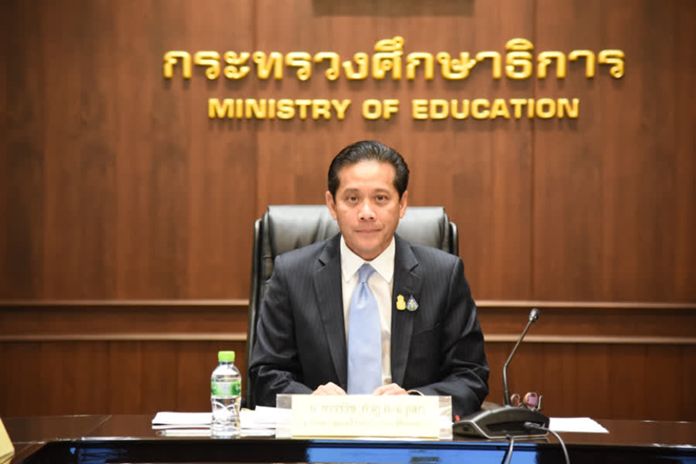 Varavij Kambhu Na Ayudhaya, der Berater des Unterrichtsministers.