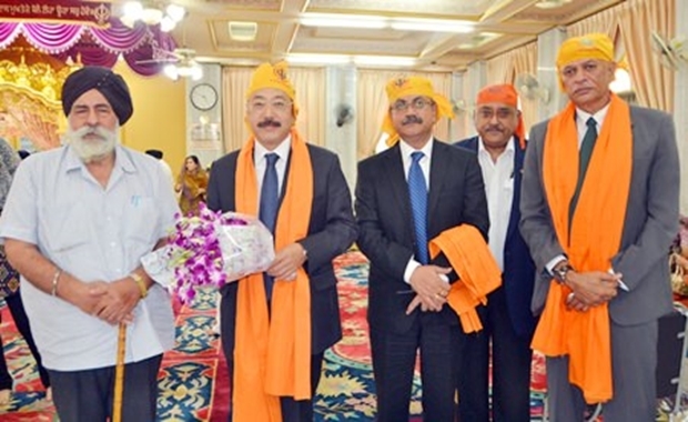 Amrik Singh Kalra (links), der Präsident der Pattaya Sikh Gemeinschaft mit Mitgliedern der Sikh Congregation freuen sich über den Besuch von SE Harsh Vardhan Shringla zum ‚Gurdwara’ im September 2014.