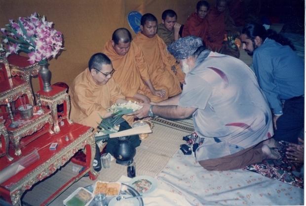 Amrik Singh bei einer buddhistischen Zeremonie. 