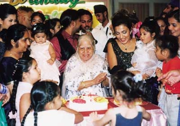 Jaswant Kaur Kalra, Mutter, Großmutteer und Urgroßmutter mit der Familie bei einer Familienfeier zu ihren Lebzeiten.