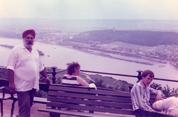 Amrik Singh während einer seiner Reisen in Europa am Rhein. 