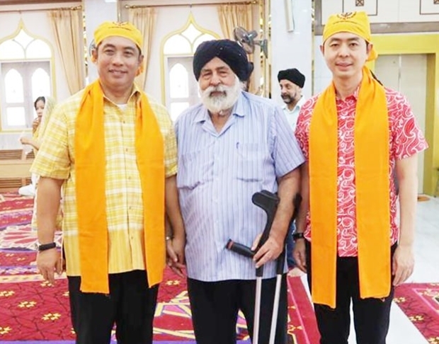 Amrik Singh Kalra begrüßt Bürgermeister Sonthaya Khunplome (links) und den damaligen Vizebürgermeister Poramet Ngampiches (rechts) bei einer Guru Gobind Singh Ji Gurpurab Feier in Pattaya.