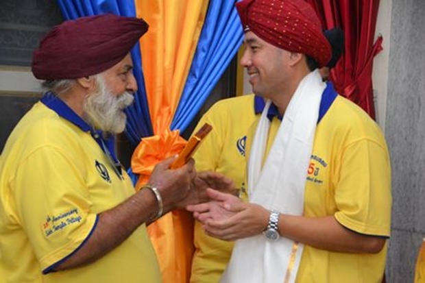 Amrik Singh begrüßt Ex-Bürgermeister Itthiphol Khunplome und überreicht ihm eine Siropa zur Feier der 25. Anniversary des Sikh Tempels am 26. Oktober 2015.