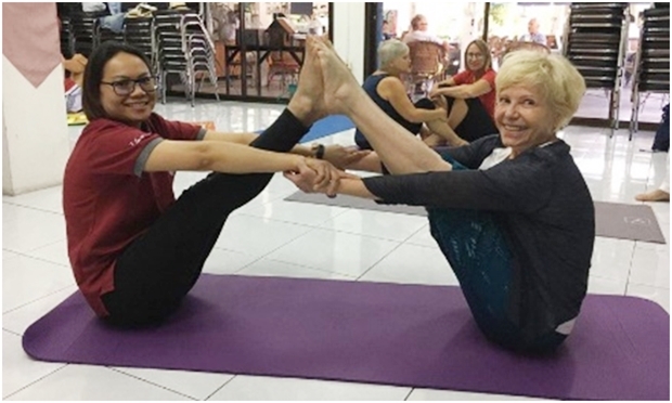 Und gmeinsam mit Marianne Obielum bringt er den Herrschaften Yoga bei. 