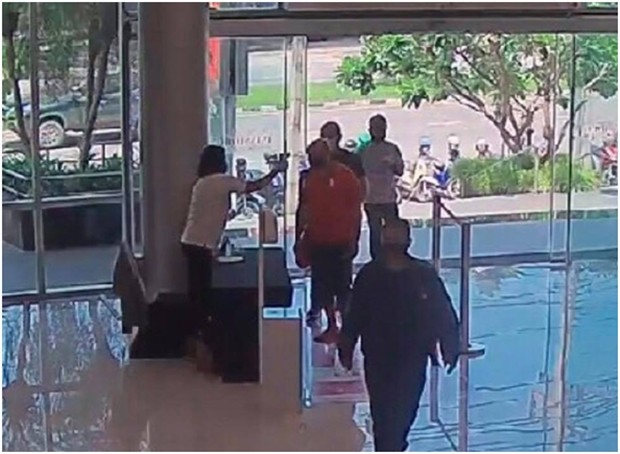 Der Ägypter (im orangefarbenen Hemd) betrat um 11Uhr die Laemthong Shopping Plaza in Rayong.