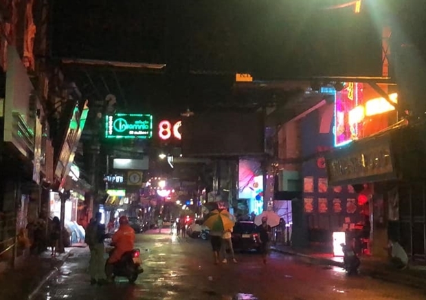 Die Walking Street war noch einsam und verlassen am 1. Abend nach der Öffnung am 1. Juli 2020.