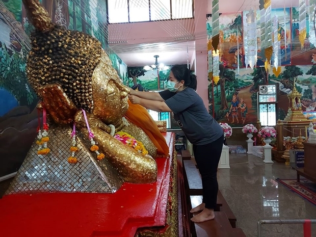 Gläubigevergolden die Luang Phor To Statue imt Wat Suttawas.