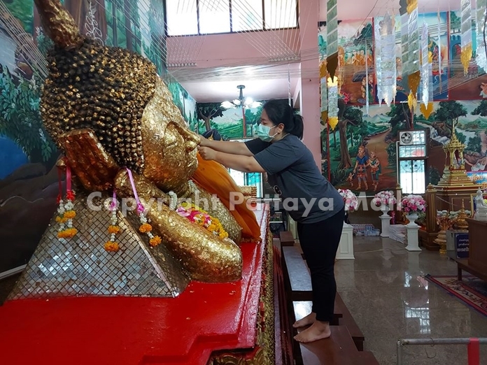 Gläubigevergolden die Luang Phor To Statue imt Wat Suttawas.