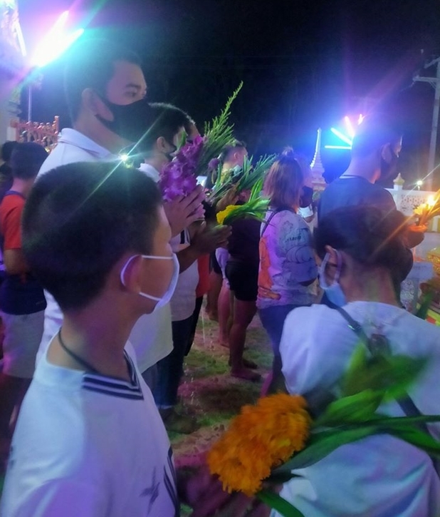 Am Abend fand die dreifache Umrundung oderWein Thein Zeremonie desWat Boonsamphan statt. 
