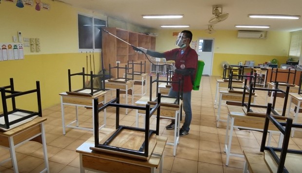 Die gesamte Schule, alle Klassenzimmer und auch der Garten werden gegen Miskitos ausgeräuchert.