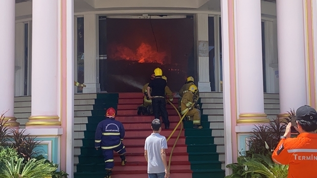 Feuerwehrmannschaften von 20 Feuerwehrautos kämpften über vier Stunden gegen das Inferno. 