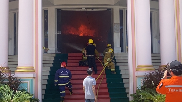 Feuerwehrmannschaften von 20 Feuerwehrautos kämpften über vier Stunden gegen das Inferno.
