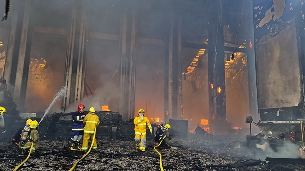 SechsAngestelltekonnten den Flammenentkommen.