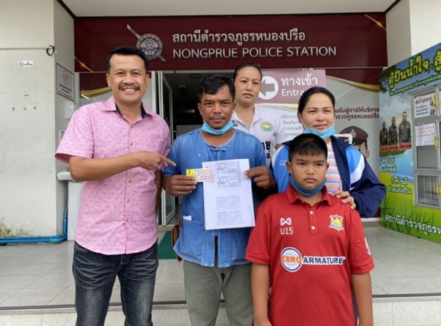 Nipon Sangam aus Burirum, der als Mahout in Pattaya arbeitet, ist überglücklich über seinen Gewinn.