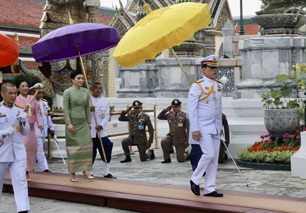 Seine Majestät, König Maha Vajiralongkorn Phra Vajiraklaochaoyuhua, wechseltezum Beginn der Regensaison die Kleidung des Phra Putta Maha Mani Ratana Patimakorn, auch Smaragdbuddhagenannt.