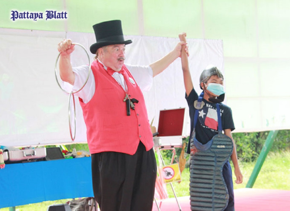 (Pattaya News 4) Apr 30 03 Dutch Penguin magician at CPDC Huay Yai pic 1