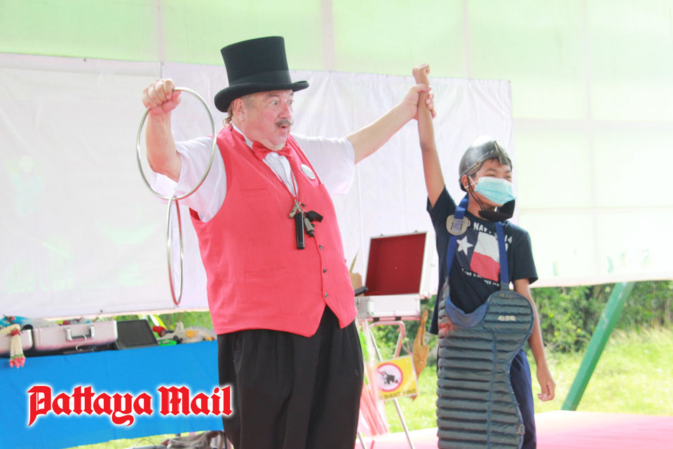 (Pattaya News 4) Apr 30 03 Dutch Penguin magician at CPDC Huay Yai pic 1